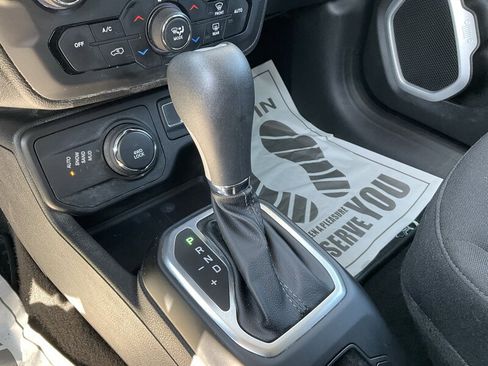 Used 2018 Jeep Renegade Latitude w/ Cold Weather Group AWD/4WD image 32