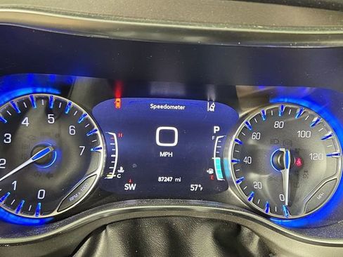 Used 2019 Chrysler Pacifica Limited w/ Tire & Wheel Group FWD image 17