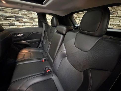 Used 2021 Jeep Cherokee Limited image 29