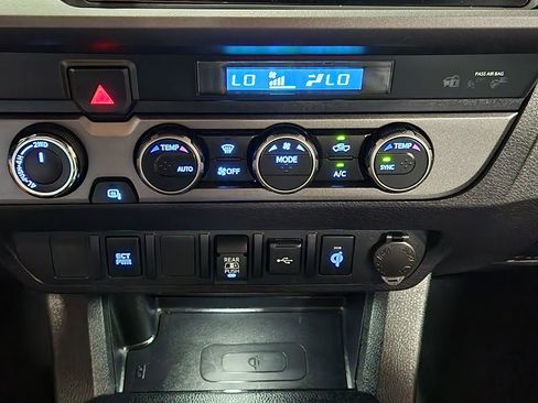Used 2022 Toyota Tacoma TRD Off-Road AWD/4WD image 38