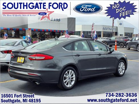 Used 2020 Ford Fusion SE FWD image 2