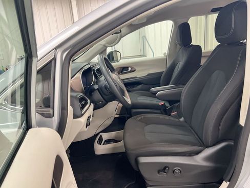 Used 2023 Chrysler Voyager LX image 19