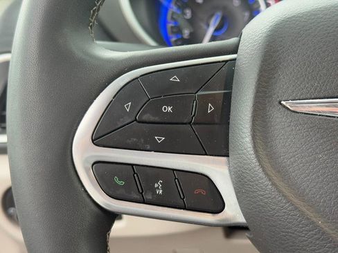 Used 2024 Chrysler Pacifica Touring-L FWD image 17