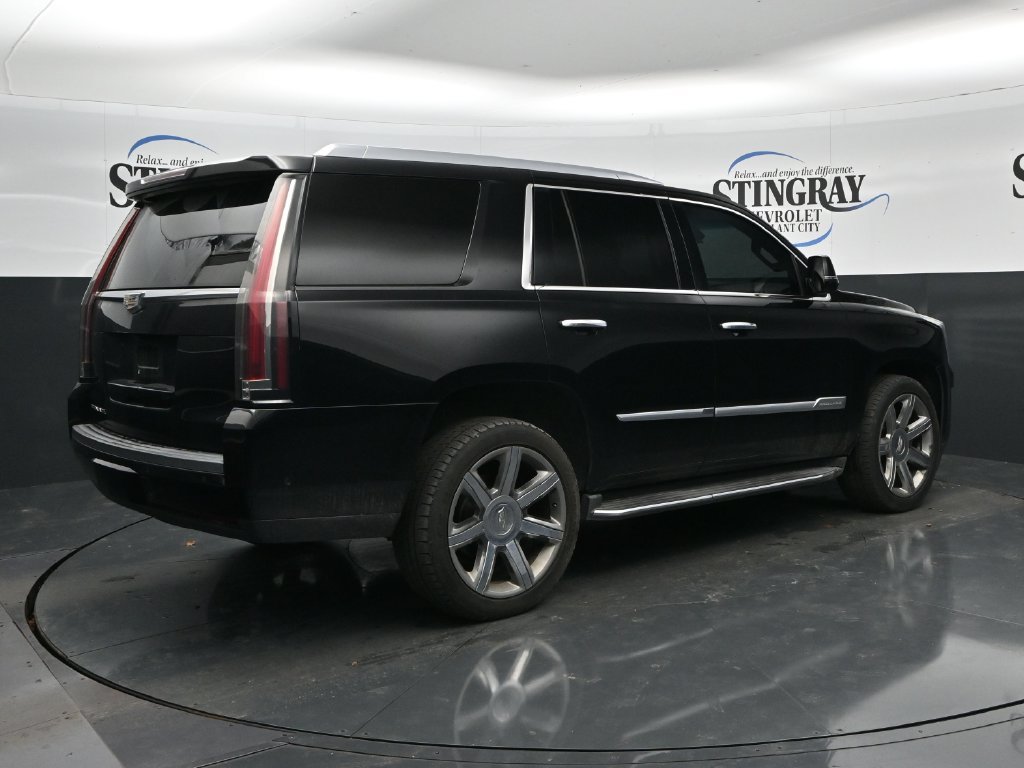 Used 2017 Cadillac Escalade Luxury AWD/4WD image 7