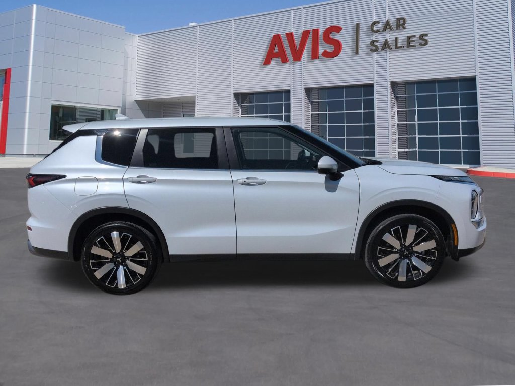 Used 2025 Mitsubishi Outlander SE AWD/4WD image 5