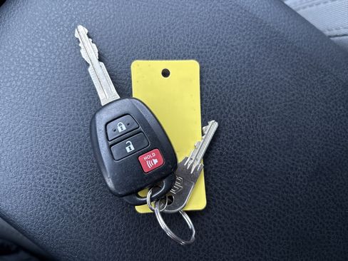 Used 2017 Toyota Tacoma SR5 image 28