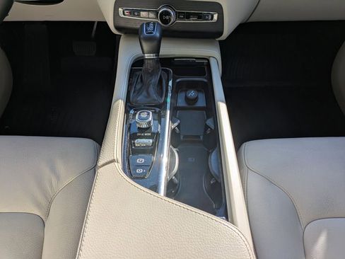 Used 2020 Volvo XC90 T5 Momentum w/ Protection Package Premier image 19