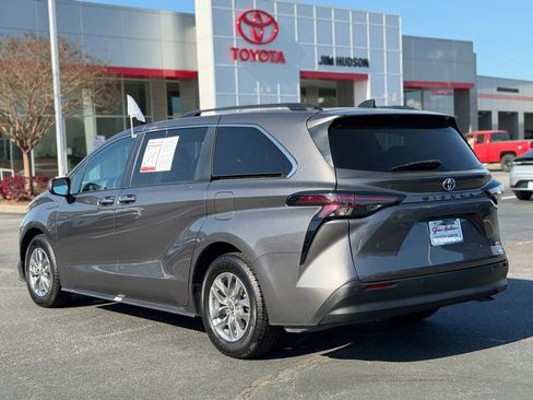 Used 2024 Toyota Sienna XLE image 5