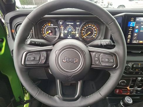 Used 2025 Jeep Gladiator Mojave w/ Convenience Group AWD/4WD image 18