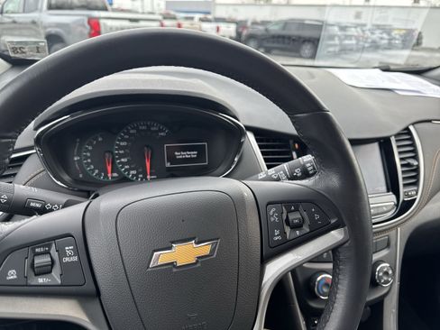 Used 2022 Chevrolet Trax LT w/ LT Convenience Package image 11
