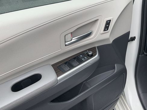 Used 2021 Toyota Sienna Limited image 14