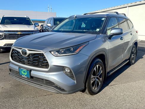 Used 2021 Toyota Highlander XLE image 3