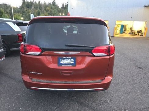 Used 2018 Chrysler Pacifica Touring Plus w/ Tire & Wheel Group FWD image 3