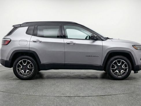 Used 2025 Jeep Compass Trailhawk image 11