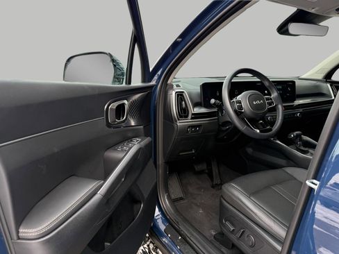 Certified 2025 Kia Sorento EX w/ Panoramic Sunroof Package image 18