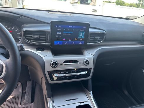 Used 2024 Ford Explorer XLT w/ Equipment Group 202A AWD/4WD image 17