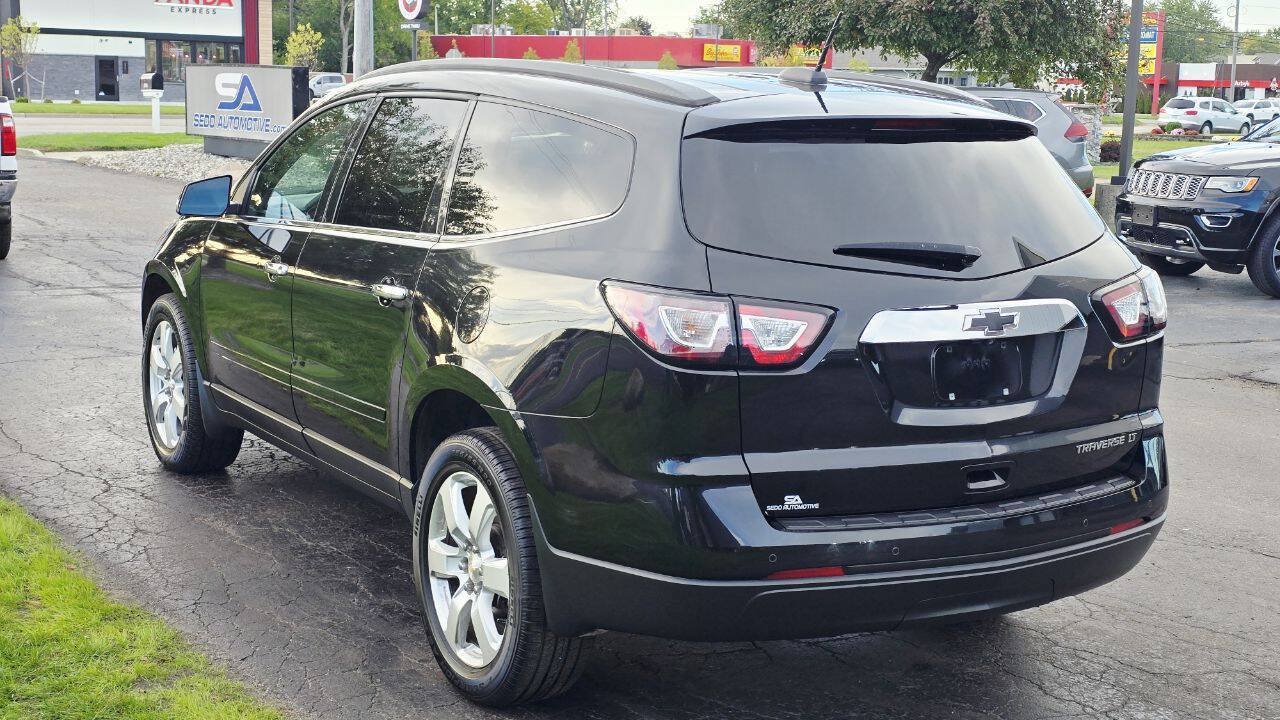 Used 2016 Chevrolet Traverse LT w/ Style and Technology Package FWD image 4