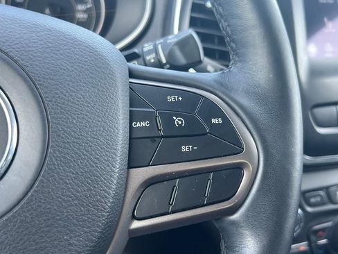 Used 2019 Jeep Cherokee Latitude Plus w/ Comfort/Convenience Group AWD/4WD image 25