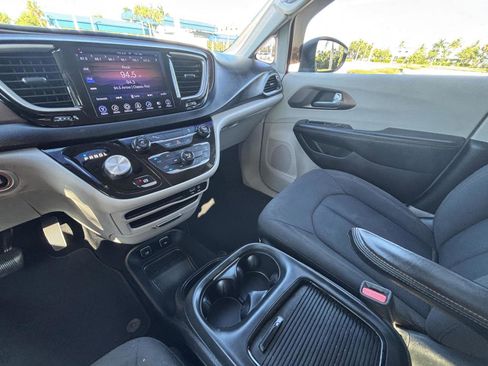 Used 2017 Chrysler Pacifica Touring image 11