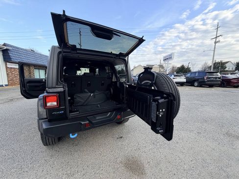 Used 2024 Jeep Wrangler Unlimited w/ Convenience Group AWD/4WD image 27