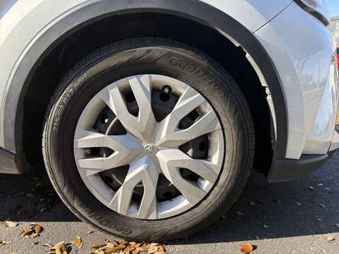 Used 2021 Toyota C-HR LE image 5