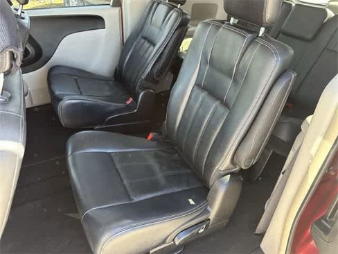 Used 2013 Chrysler Town & Country Touring image 15