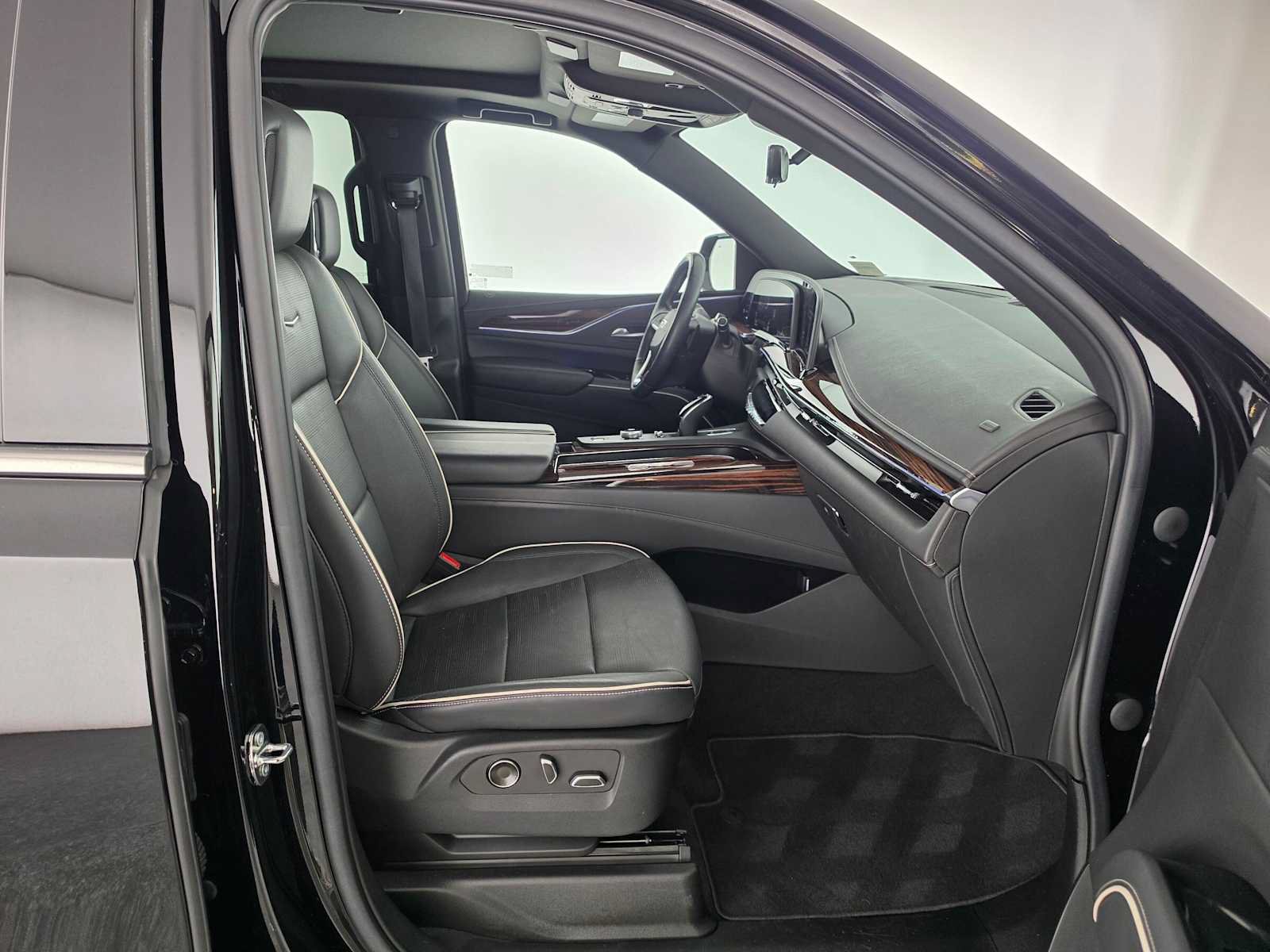 Used 2023 Cadillac Escalade Premium Luxury AWD/4WD image 10