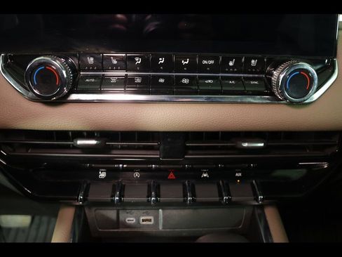 Used 2023 GMC Canyon Denali image 32