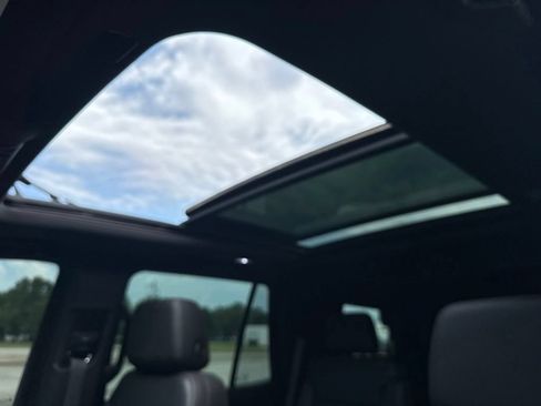 Used 2022 Chevrolet Tahoe Z71 w/ Luxury Package AWD/4WD image 40