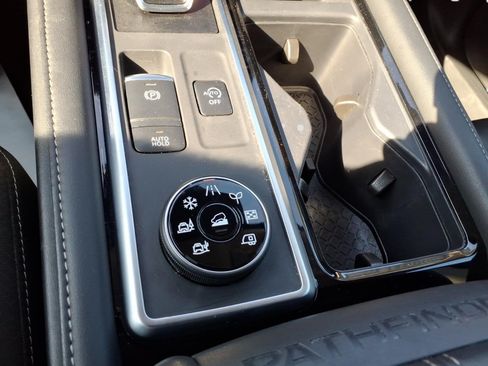 Used 2025 Nissan Pathfinder SL w/ SL Premium Package AWD/4WD image 21