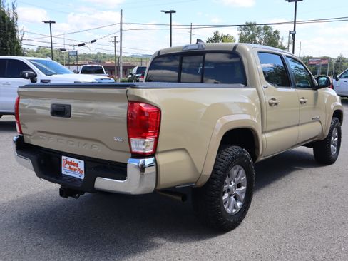Used 2017 Toyota Tacoma SR5 w/ Tow Package RWD image 7