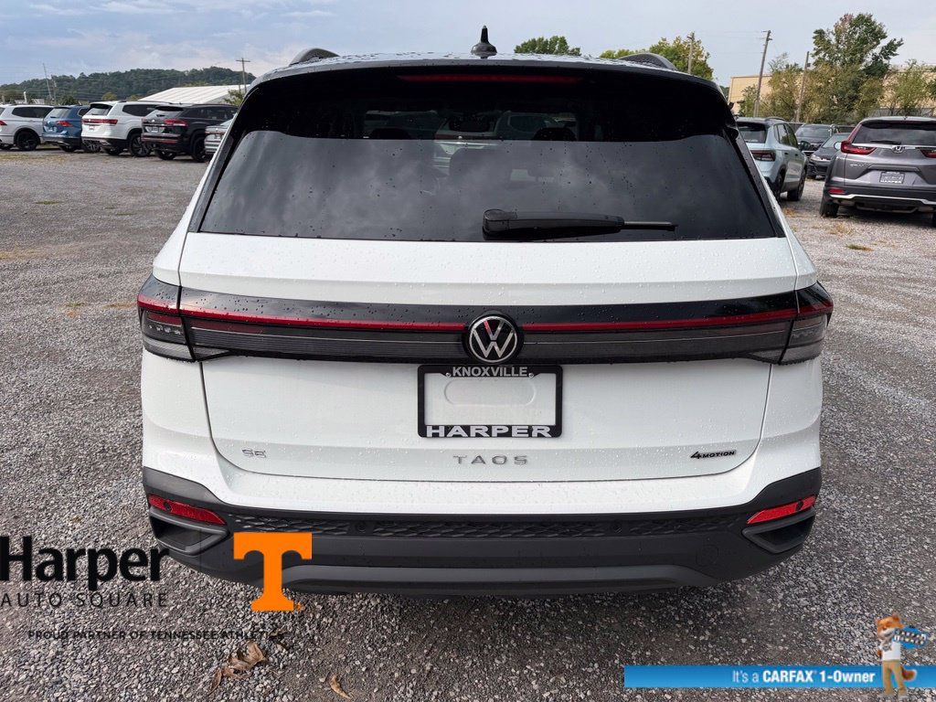 Used 2025 Volkswagen Taos SE AWD/4WD image 4