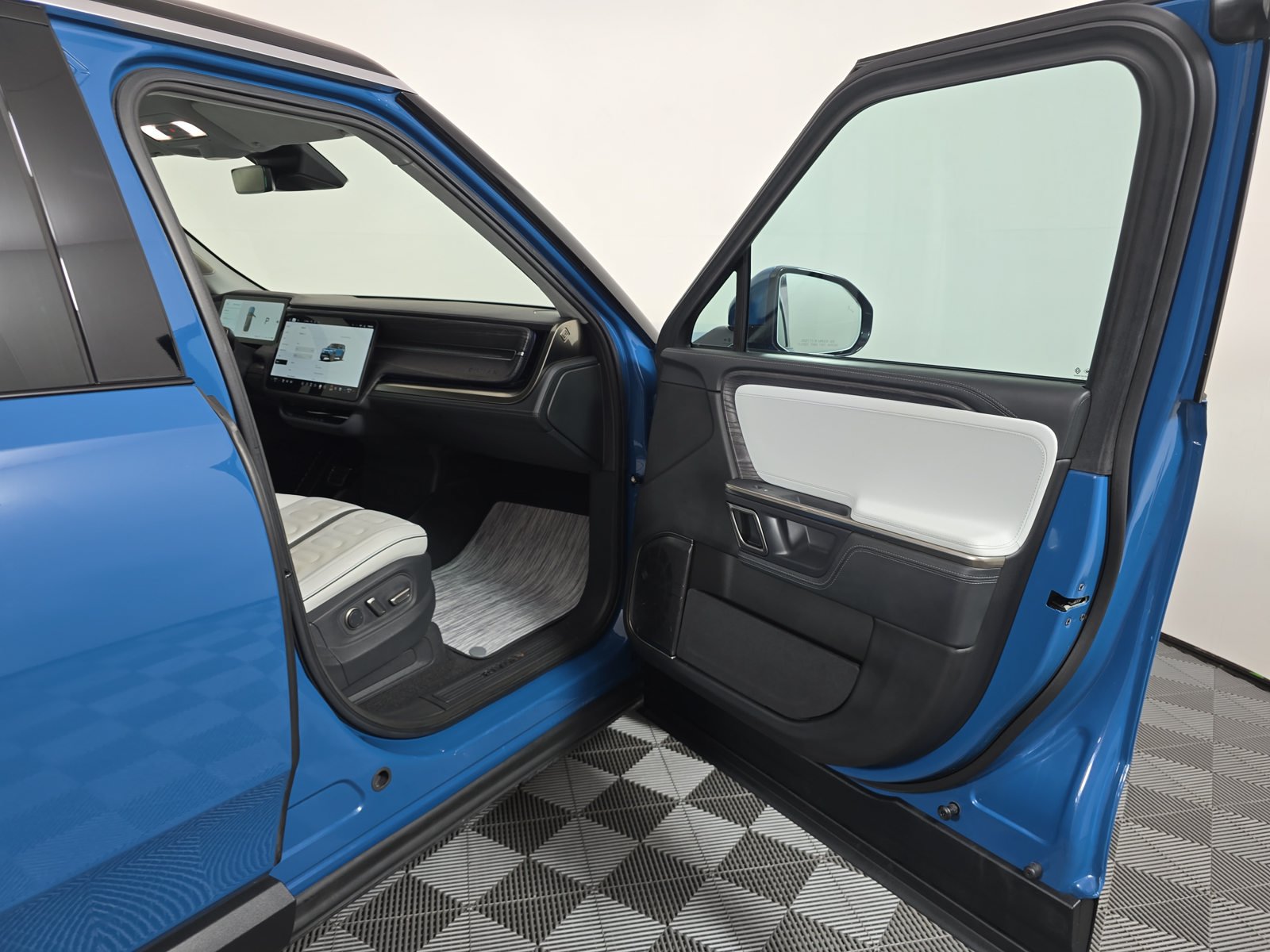 Used 2023 Rivian R1S Launch Edition Quad AWD/4WD image 18