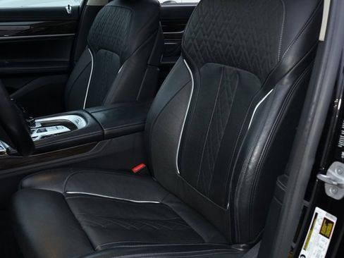 Used 2021 BMW 740i xDrive w/ Premium Package image 9