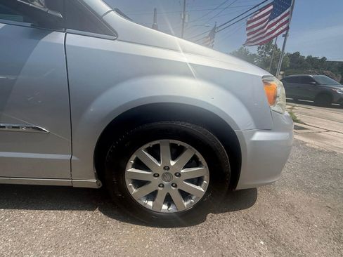 Used 2012 Chrysler Town & Country Touring-L w/ Entertainment Group #2 FWD image 10