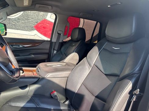Used 2020 Cadillac Escalade 2WD image 11