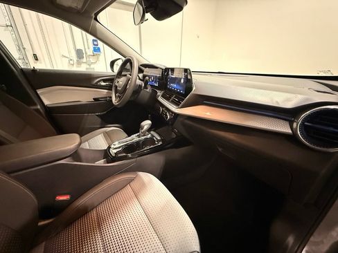 Used 2025 Chevrolet Trax LT FWD image 26