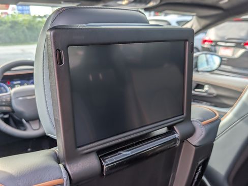 New 2027 Chrysler Pacifica Pinnacle w/ Theater Group AWD/4WD image 15