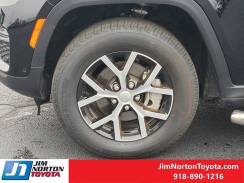 Used 2025 Jeep Grand Cherokee Limited w/ Luxury Tech Group II image 14