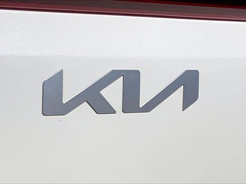Used 2025 Kia Carnival FWD image 31