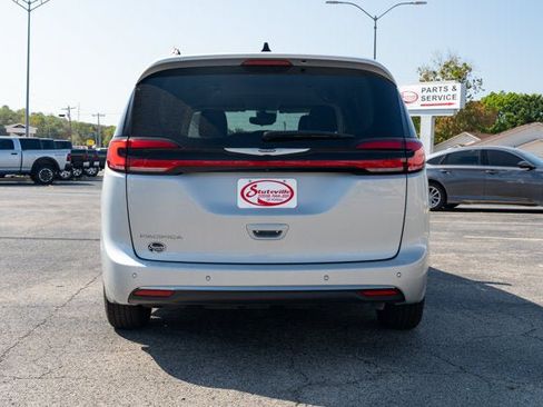 Certified 2024 Chrysler Pacifica Touring-L FWD image 4