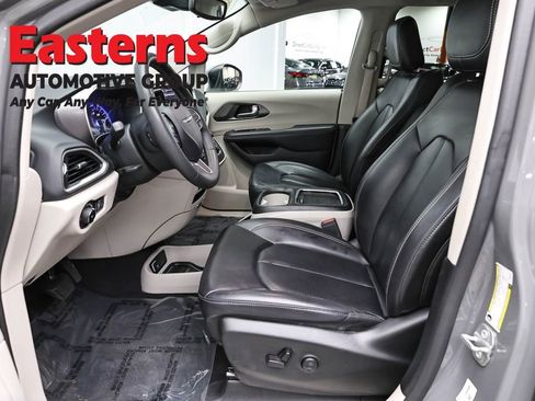 Used 2023 Chrysler Pacifica Touring-L FWD image 14