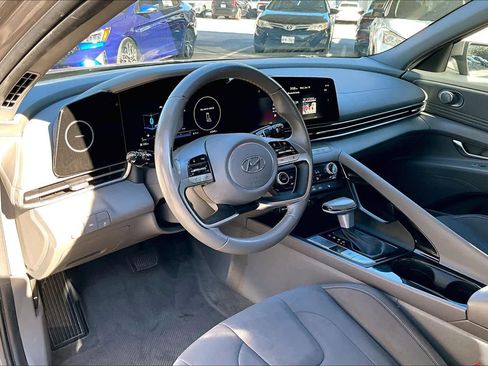 Used 2023 Hyundai Elantra SEL w/ Convenience Package image 17