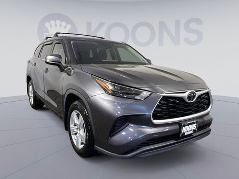 Used 2022 Toyota Highlander L AWD/4WD image 2