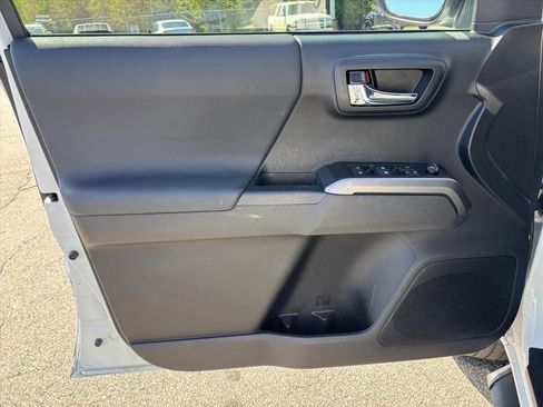 Used 2022 Toyota Tacoma TRD Sport AWD/4WD image 9