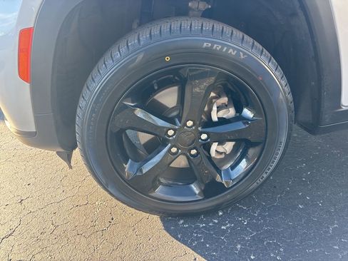 Used 2022 Jeep Grand Cherokee L Laredo image 9