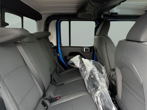 Used 2025 Jeep Gladiator Sport AWD/4WD image 9
