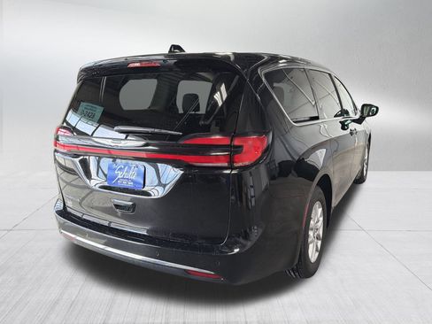 Used 2024 Chrysler Pacifica Touring-L image 7