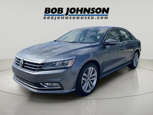 Used 2018 Volkswagen Passat 2.0T SEL Premium image 3