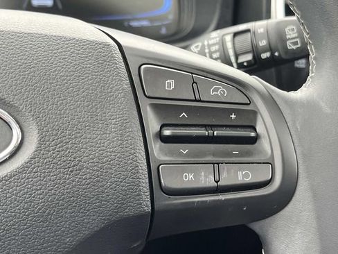Certified 2025 Hyundai Venue SEL FWD image 28
